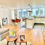 Spacious 3-Bedroom Flat In Holloway With Unique Central Patio With Free Wi-Fi