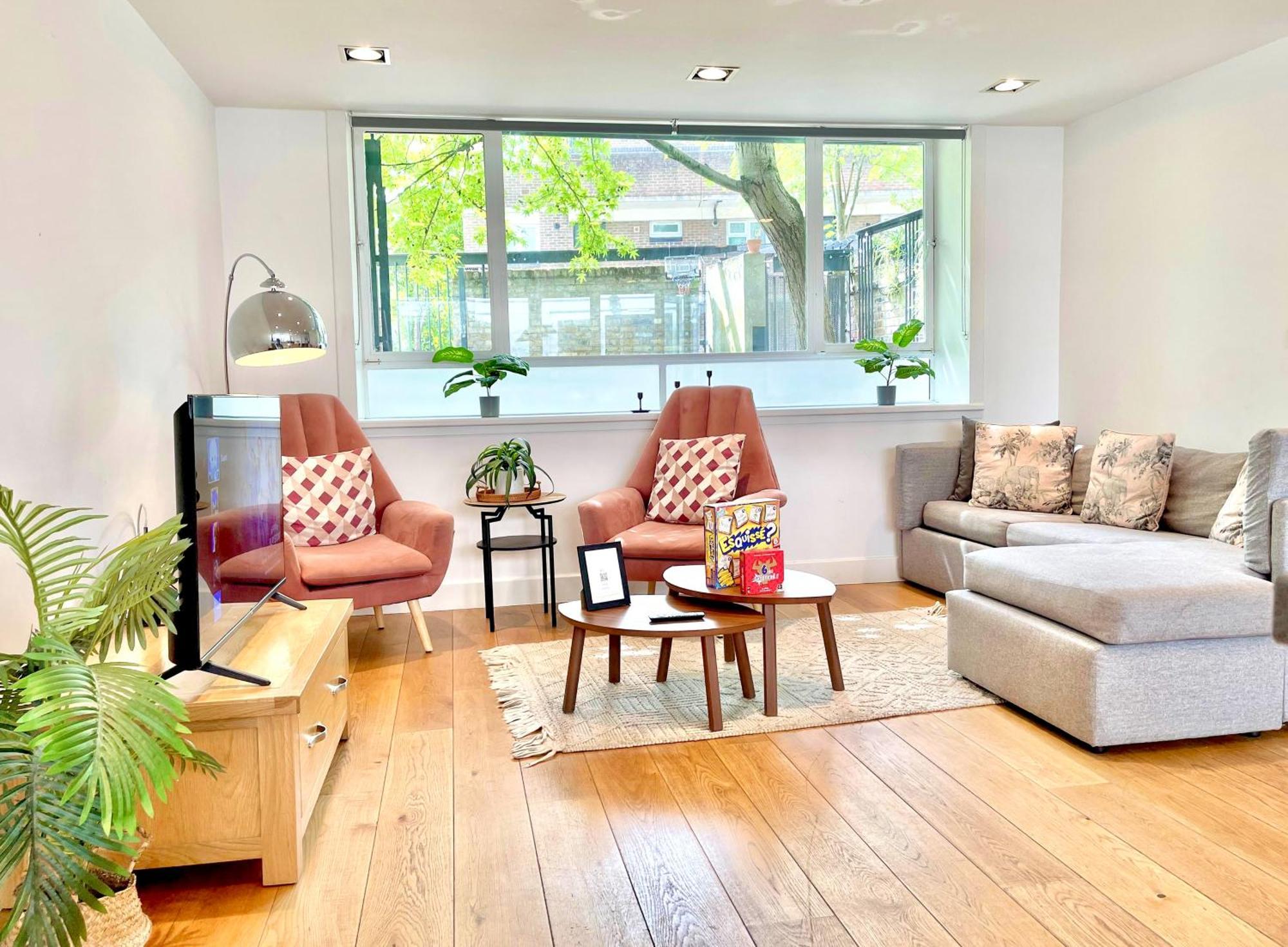 Spacious 3-bedroom Flat In Holloway With Unique Patio With Free Wi-fi * London